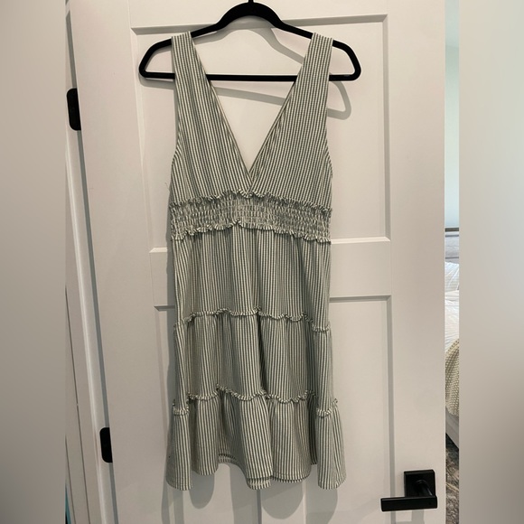 American Eagle Outfitters Dresses & Skirts - American Eagle V neck dress size Medium
